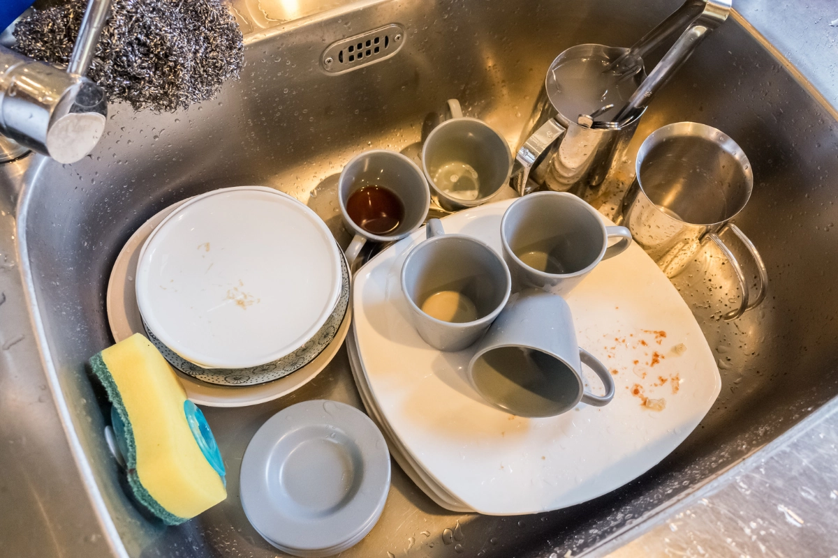 Để lại bát đĩa bẩn trong bồn rửa